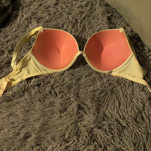 Victoria Secret Bra 32DDD - Picture 2 of 3